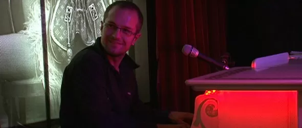 Боби Вълчев свири смуут джаз с трио