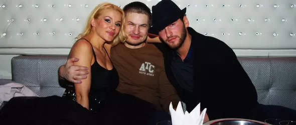 ДесиСлава купоняса в компанията на двама музикални продуценти