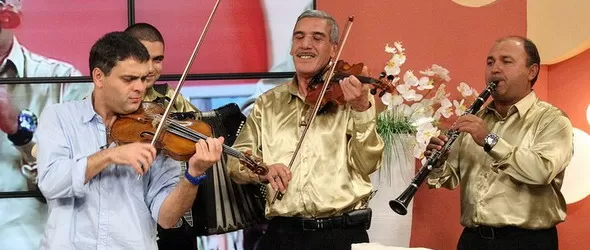 Васко Василев с цигански оркестър в Търси се по bTV