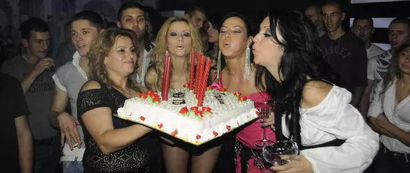 Бой с торта сложи финала на турнето на Фен ТВ