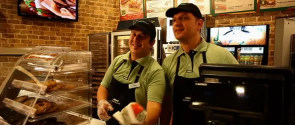 Дидо (Дийп Зоун) и Явор (Гравити Ко.) продават сандвичи