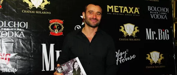 Звезди се веселят на черно-бяло парти в Playhouse