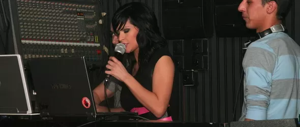 Преслава окупира пулта на диджея в клуб The Cotton