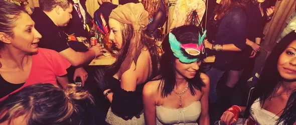 Холандски диджеи завъртат на партито Sunday