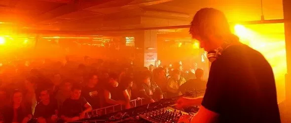 Електронното чудовище Джон Дигуид вилня в зала Христо Ботев