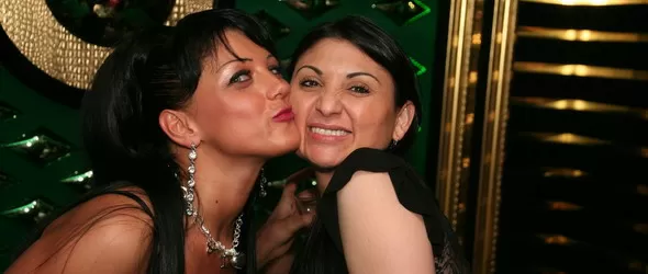 Емануела завихри торнадо от страсти в клуб Playhouse