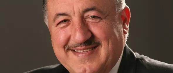 Кмет дарява Кирил Икономов с мажоретки