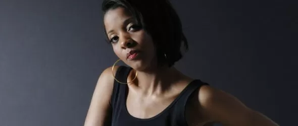 Златният глас на фънка Жизел Смит овкусява Absolut Wild Tea Party