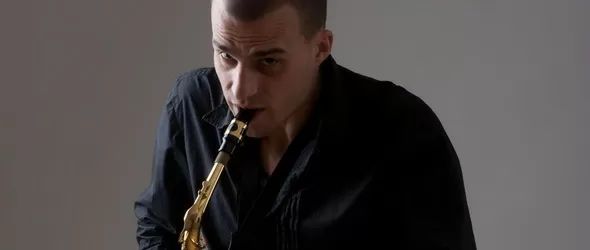 Стотици свещи и импровизации на саксофон в бар Boutique Lounge