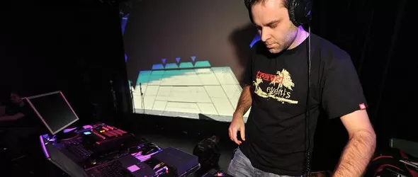 DJ Angelove украсява с електроника партито на Румба Афисионадо