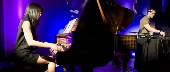 Кавал и пиано през диджейския пулт