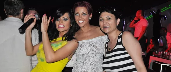 Преслава, Азис и Софи Маринова пяха за плеймейтки и футболисти