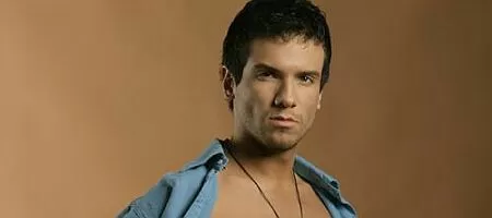 Крум подписа с Ара Мюзик