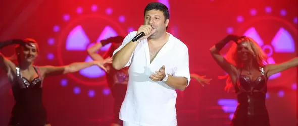 Тони Стораро редува концертите от турнето на Фен ТВ с морето