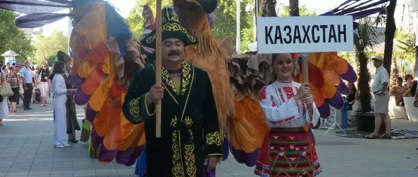 Международият фолклорен фест в Бургас стартира с пъстро шествие