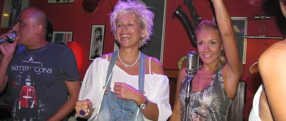 Пълна лудница се развихри в караоке бар за рок