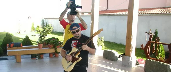 Bee In The Bonnet с видео към дебютния сингъл Stuck