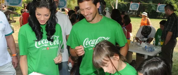 Орлин Павлов боядиса пейки, участва в акцията Моят зелен град