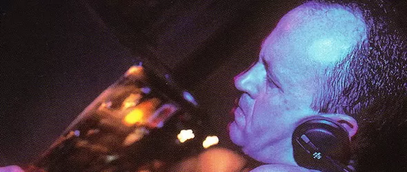 Danny Rampling хвана пулта за ушите