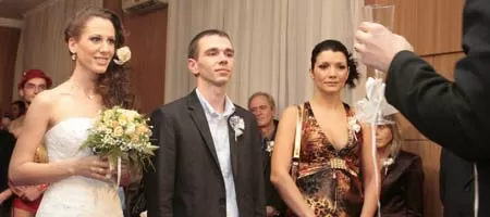 Кали стана кума на танцьорката си