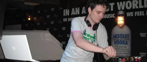 DJ Mesmer в София: пълен купон, празен дансинг