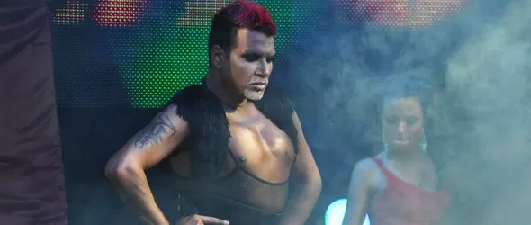 Азис показа новите си гърди в Night Flight