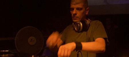 DJ Аксел Каракасис: Най-важното е да правиш добри плочи