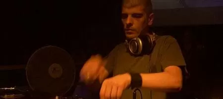DJ Аксел Каракасис: Най-важното е да правиш добри плочи