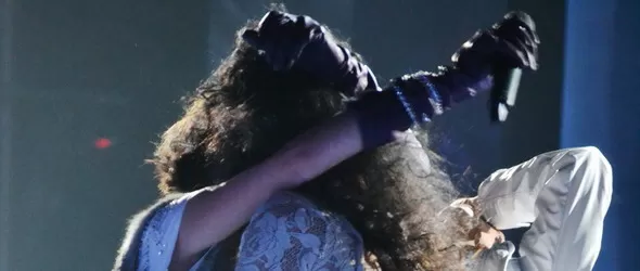 Мария Илиева и Стела провокират със страстна целувка