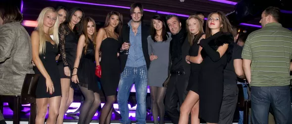 Красавици и електронен тътен за откриването на Mojo