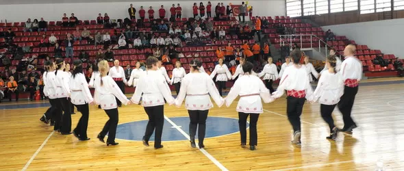 От 7-годишен до 70-годишни се хванаха на Хоро в София