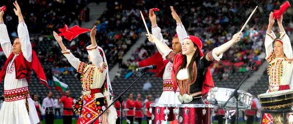 Елица Тодорова рисува в помощ на малката Амелия