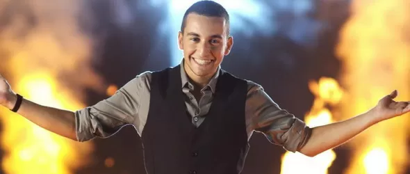 Бургас подкрепя Рафи, той му пее