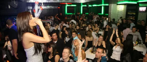 Галена изчервява с неудобни въпроси фенове в The Cotton