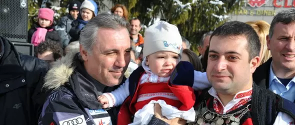 Христо Стоичков на хорото насред Разлог