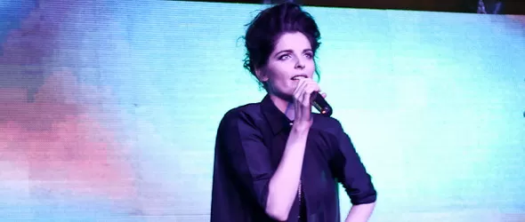 Американският посланик Джеймс Уорлик ръкопляска на Rachel Row