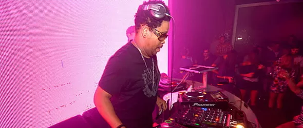 Felix da Housecat в Ялта. Котка върху горещ хаус покрив