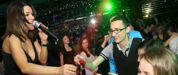 Кали рапира като Еminem на сцената в клуб Playhouse