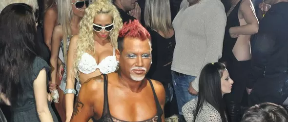 Девойки завидяха на Азис за червения педикюр