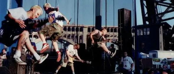 Лудите Integrity вършеят в клуб The Box, метъл хардкор до дупка