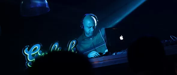 DJ E.A.S.E. на борба с февруарския клинч