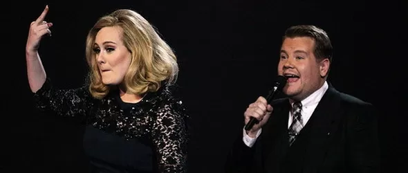 Adele навири среден пръст на BRIT Awards 2012
