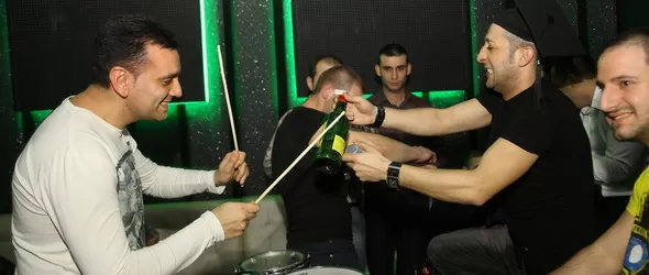 Илиян захвърли микрофона и награби барабаните в клуб The Cotton