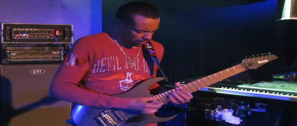 Tony MacAlpine в София: огнени арпежи от осемструнен гриф