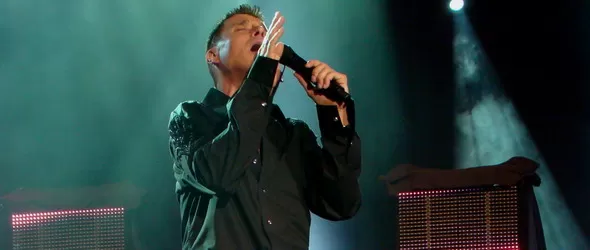 Георги Христов поздравява дамите с баладата Още те обичам