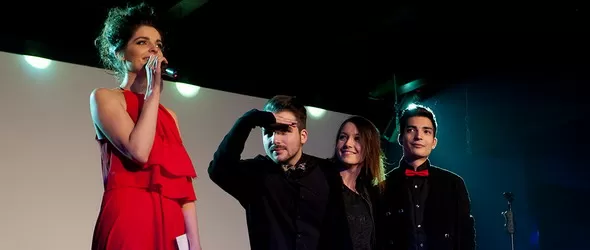 Rachel Row с нова версия на Follow The Step на модно ревю