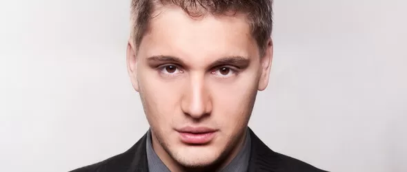 Ники Манолов представя клипа към песента си That Girl