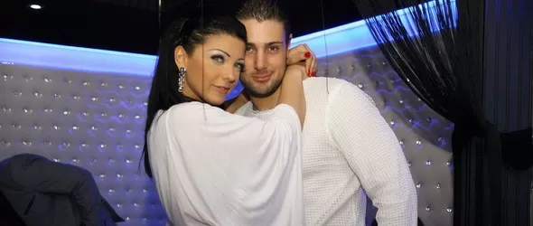 Емануела пя на уше на новия си любим Никола