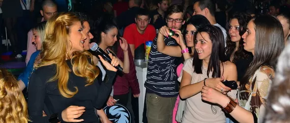 Анелия в обятията на феновете: Музиката е моята храна