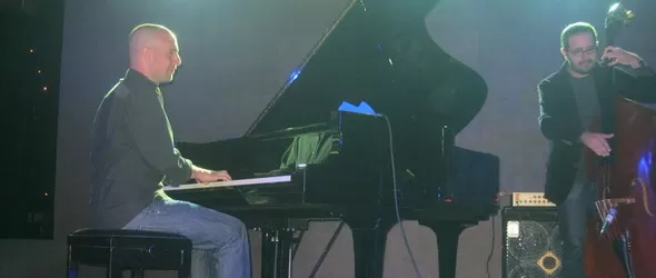 Шай Маестро трио в София: Парчета красота, споени в пъзъл